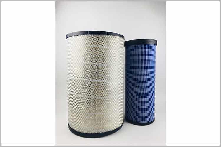 找到液压华体app登录入口-华体huati（中国）位置，将华体app登录入口-华体huati（中国）从安装支架上拔下来，将接油杯放在油管下方，并用钳子拆掉原来两边的一次性管箍