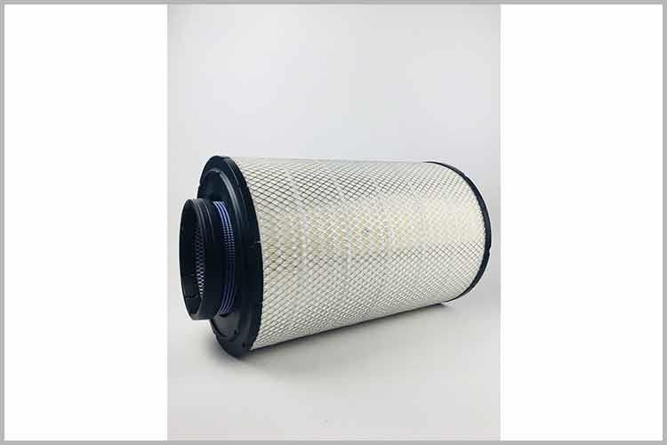 行走在烟尘滚滚的路面上，重卡华体app登录入口-华体huati（中国）很容易发生堵塞，如果行驶中使用过脏的华体app登录入口-华体huati（中国），会使发动机进气不足